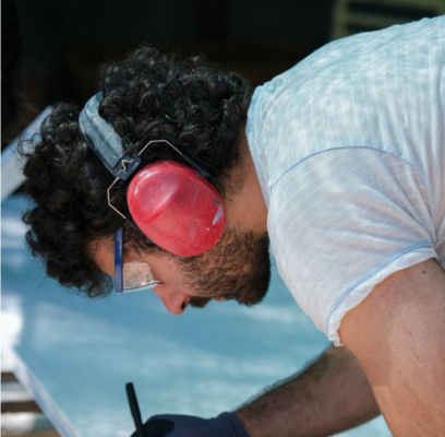 Hình ảnh người đàn ông đeo thiết bị bảo vệ thính giác