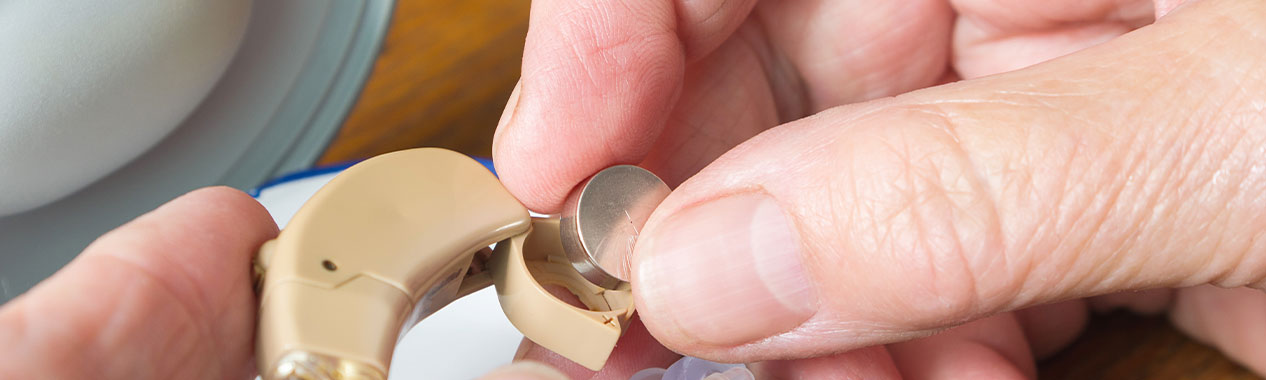 Thay pin máy trợ thính