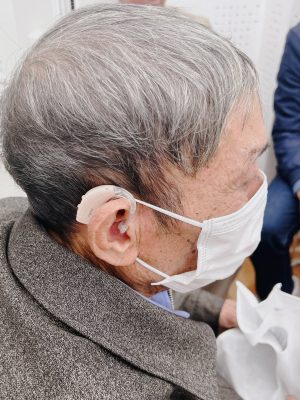 ông cụ đeo máy và khẩu trang