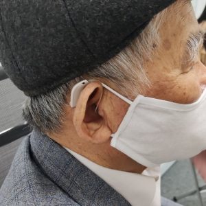 ông cụ vừa đeo khẩu trang vừa đeo máy trợ thính