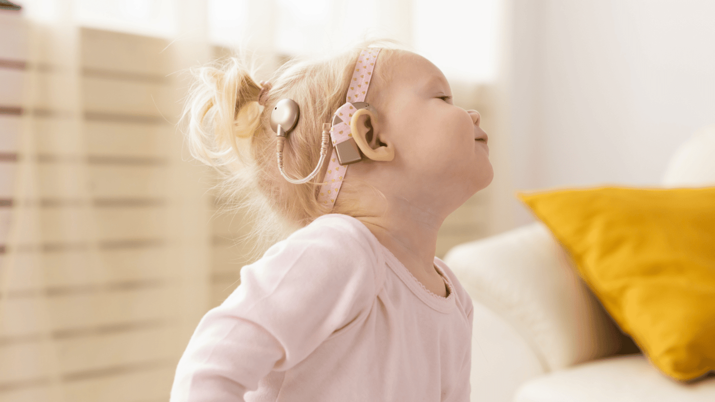 Em bé gái đeo ốc tai điện tử