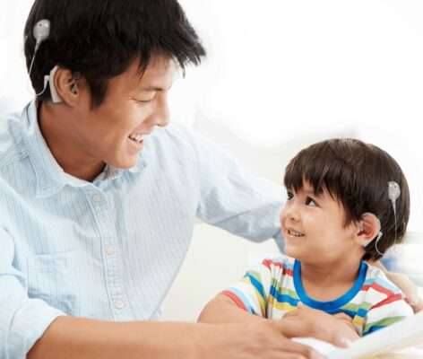 bố con cấy ốc tai điện tử