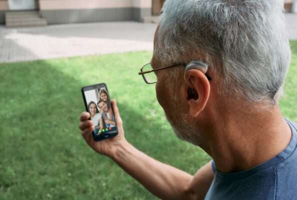 đeo máy trợ thính Audibel