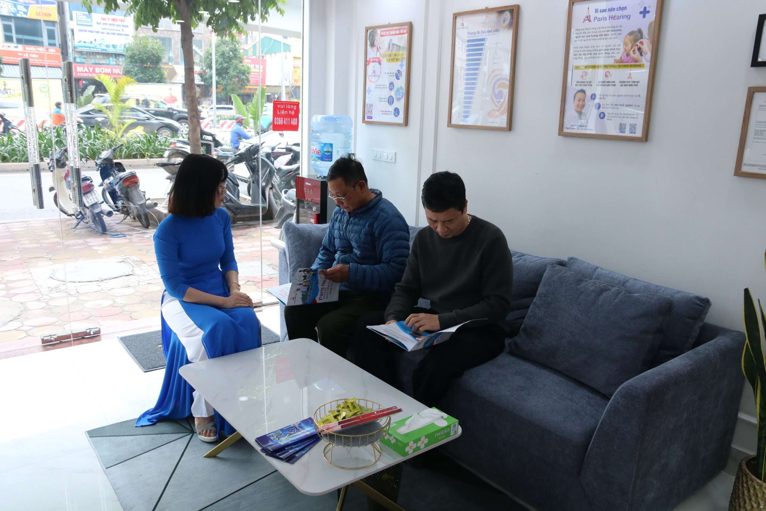 Khu vực khách hàng ngồi chờ