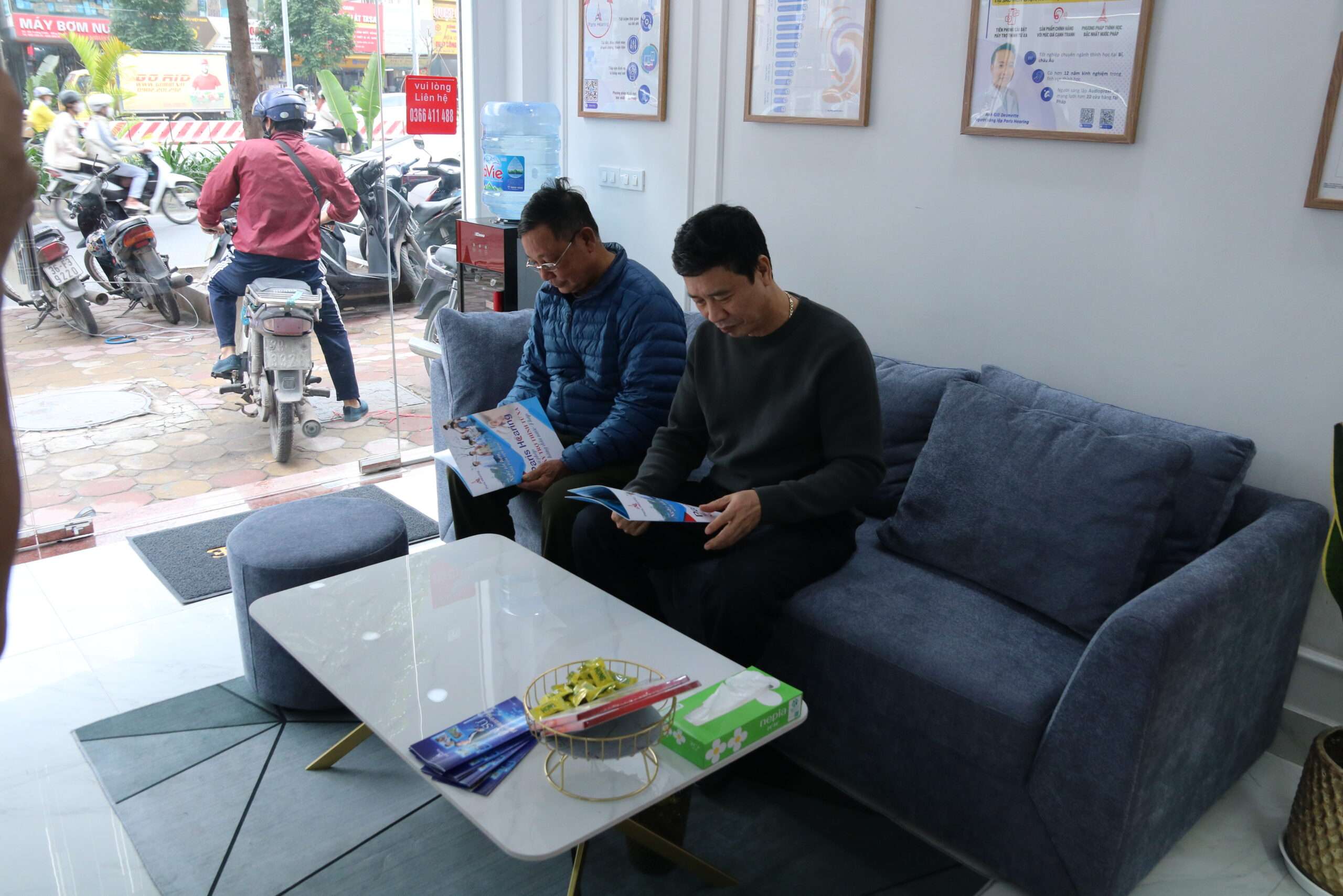 Khu vực khách hàng ngồi chờ