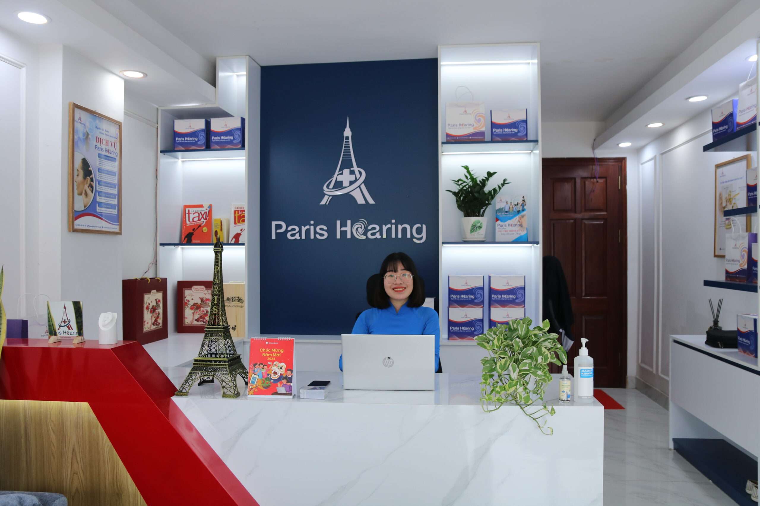 Lễ tân Paris Hearing
