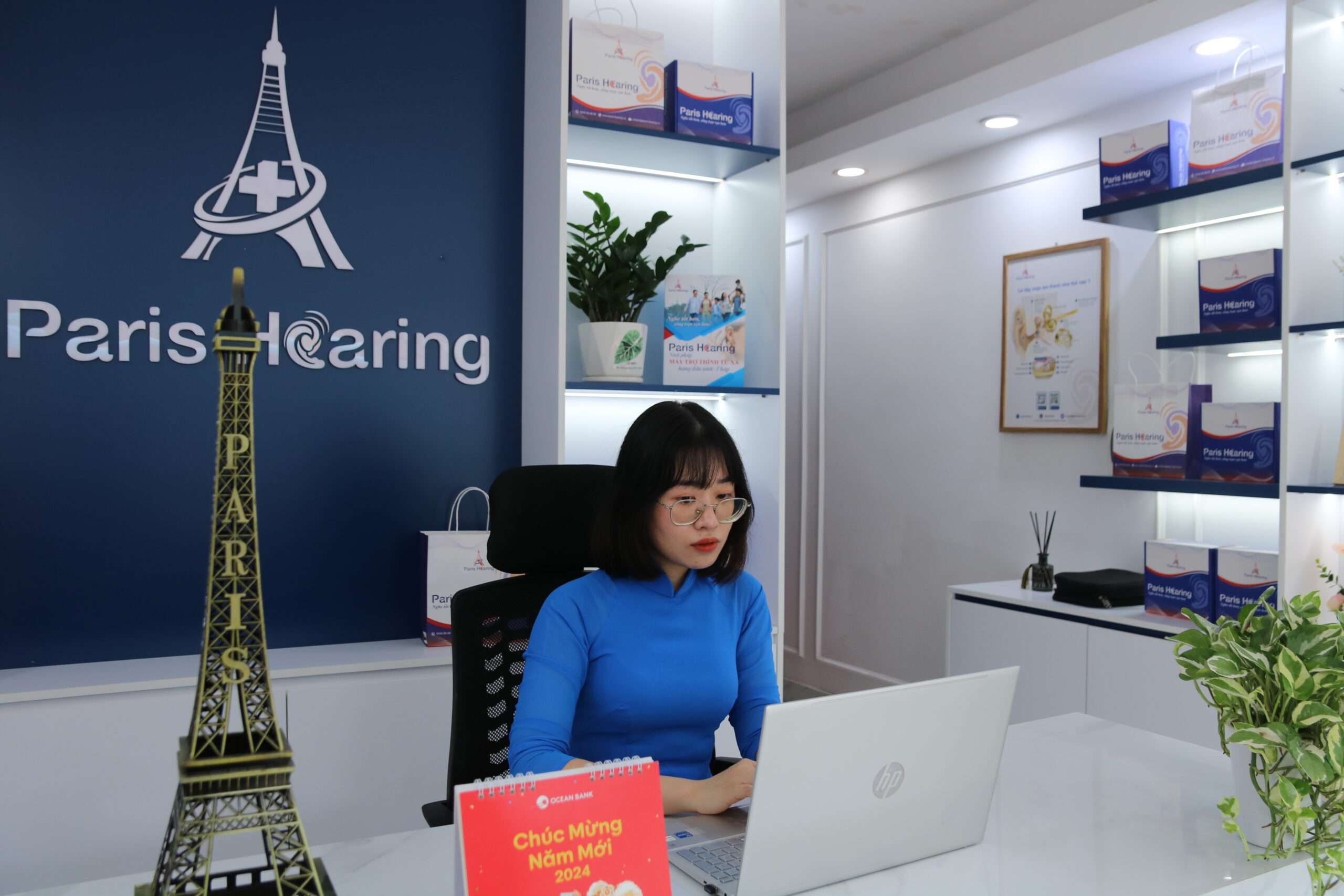 Lễ tân Paris Hearing